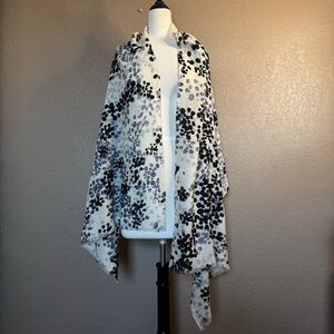 Elegant Torino Wool Black and White Scarf/Wrap